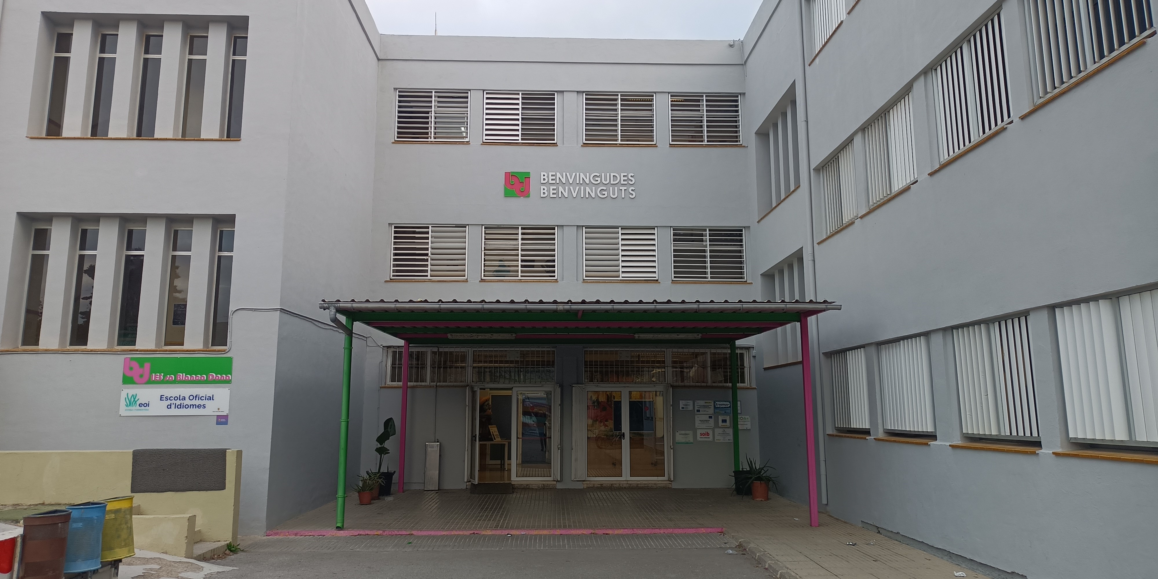 Foto Puerta Principal IES Blanca Dona